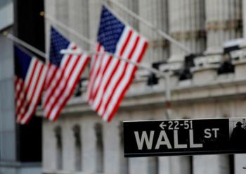 وول ستريت تفتح مستقرة وسط إحجام من المستثمرين