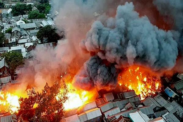 حريق مروع يدمر مئات الأكواخ في عاصمة بنجلاديش