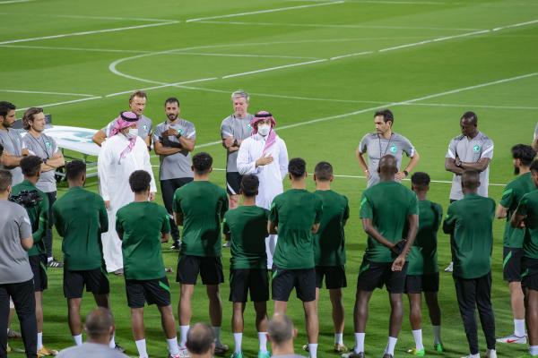 وزير الرياضة.. في تشكيلة الأخضر!