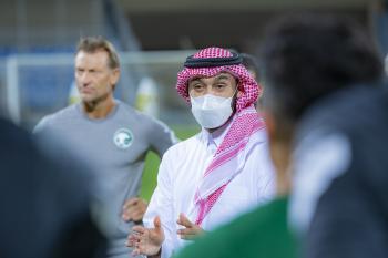 وزير الرياضة.. في تشكيلة الأخضر!