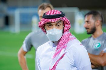 وزير الرياضة.. في تشكيلة الأخضر!