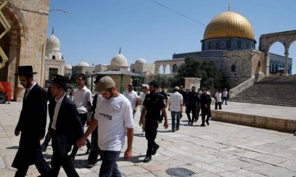 عشرات اليهود يقتحمون باحات الأقصى