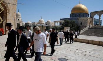 عشرات اليهود يقتحمون باحات الأقصى