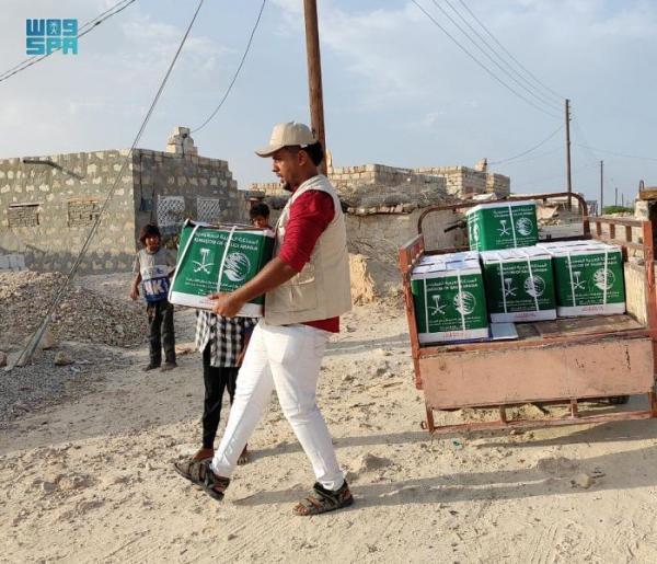 875 مستفيدا من مشروع «السلال الغذائية» بحضرموت