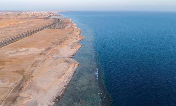 شاطئ «الدرر».. وجهة عشاق الطبيعة الحالمة