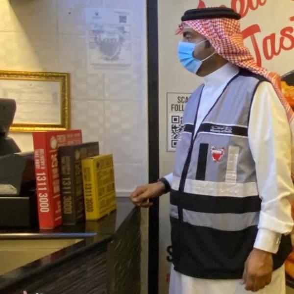 البحرين.. مخالفة 57 مطعما ومقهى