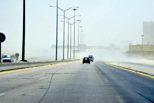 «الغبار» يحجب الرؤية في الشرقية