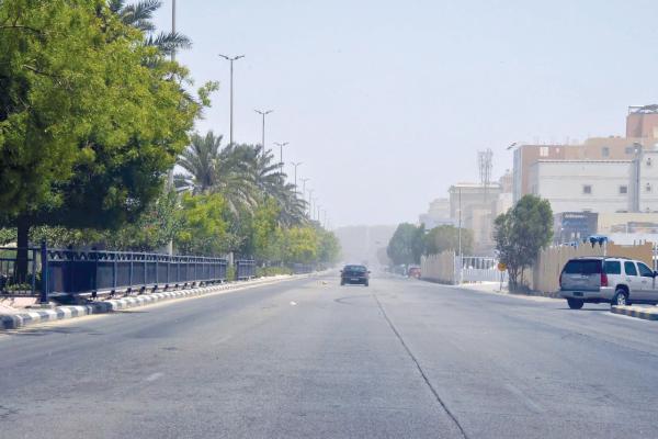 «الغبار» يحجب الرؤية في الشرقية