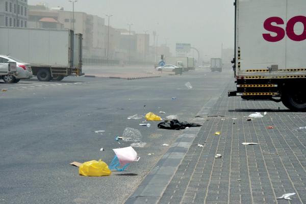 «الغبار» يحجب الرؤية في الشرقية
