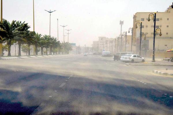 «الغبار» يحجب الرؤية في الشرقية