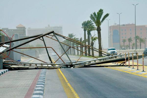 «الغبار» يحجب الرؤية في الشرقية