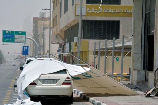 «الغبار» يحجب الرؤية في الشرقية