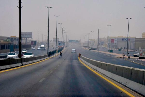 «الغبار» يحجب الرؤية في الشرقية