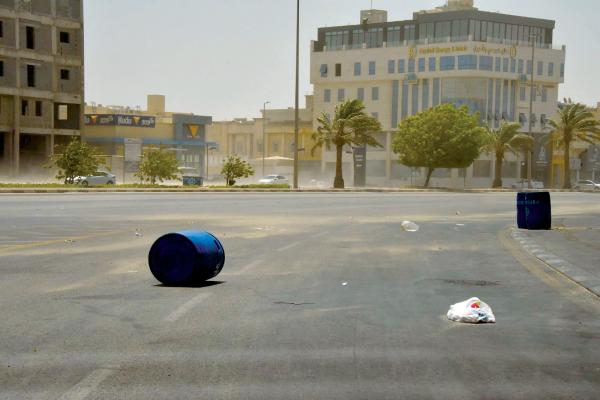 «الغبار» يحجب الرؤية في الشرقية