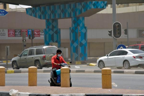 «الغبار» يحجب الرؤية في الشرقية