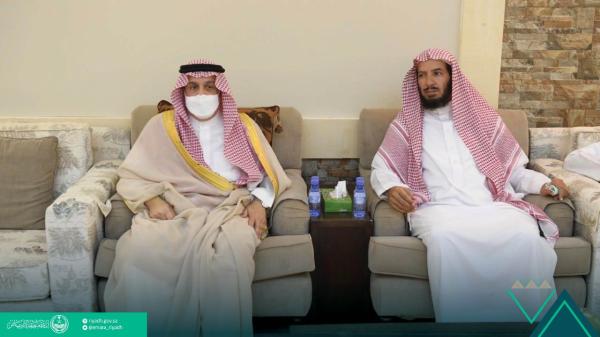 أمير الرياض يعزي أسرة الشيخ ناصر الشثري 