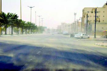 «الغبار» يحجب الرؤية في الشرقية