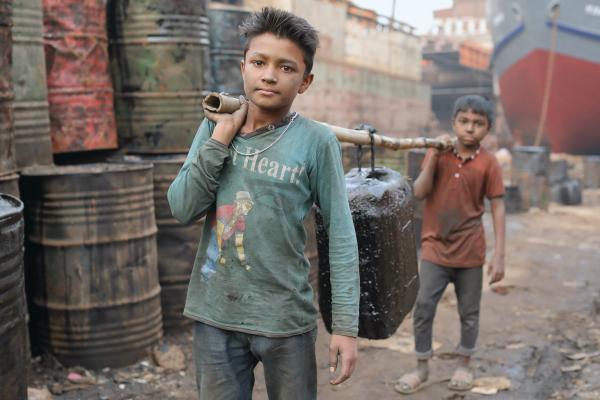 «الاستعباد» أسوأ أنواع العمل التي يحظرها القانون الدولي