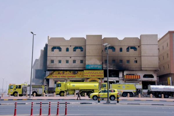 استمرار تصاعد الأدخنة من المحل المحترق بالدمام
