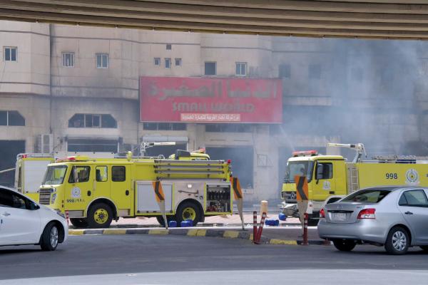 استمرار تصاعد الأدخنة من المحل المحترق بالدمام