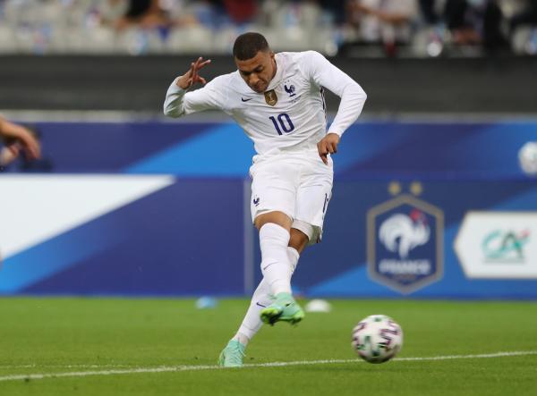 مبابي يفتح النار على جيرو