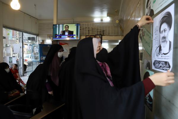خامنئي يتمسك بـ«السفاح» لإنقاذ سفينة غارقة في الأزمات