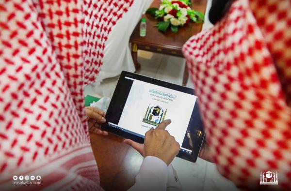 «السديس» يدشن خدمة «الواتساب» للمستفيدين