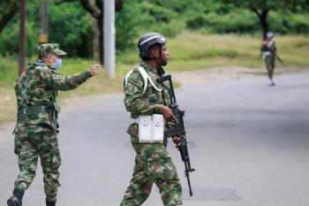 كولومبيا: إصابة 36 في انفجار قاده متمردون بقاعدة عسكرية