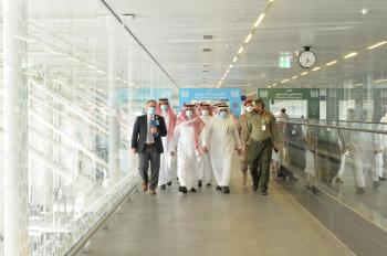 رئيس الطيران المدني يطلع على تطبيق «الاحترازات» بمطار المدينة 