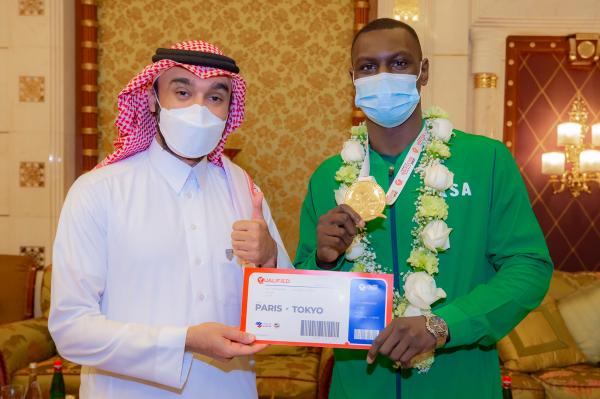 وزير الرياضة يستقبل طارق حامدي