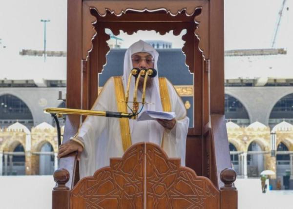خطيب الحرم المكي : العمل بالدين هو سبيل «السعادة»