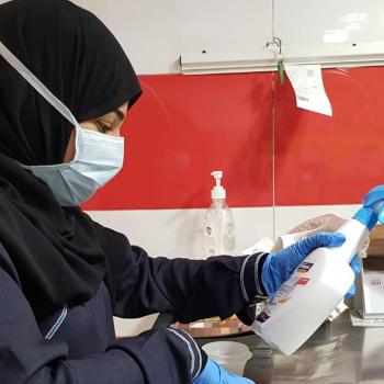 البحرين .. مخالفة 64 مطعما ومقهى للاحترازات وإغلاق مطعم