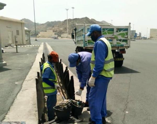صيانة قنوات تصريف مياه الأمطار بالعاصمة المقدسة