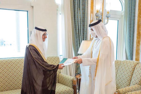 سفير المملكة لدى قطر يقدم أوراق اعتماده