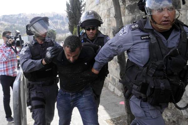 الاحتلال يعتقل 14 فلسطينيًا