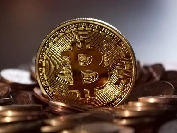 بتكوين توقف خسائها وترتفع 3%