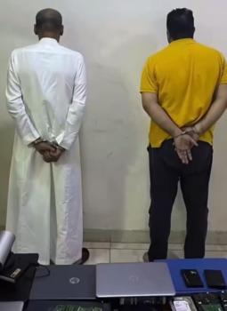 الإطاحة بسارقيّ محتويات السيارات في الرياض