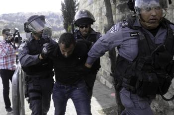 الاحتلال يعتقل 14 فلسطينيًا