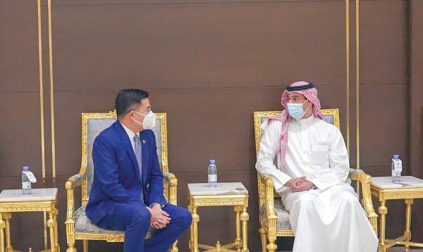 العواد يبحث التعاون مع مبعوث الرئيس الفلبيني