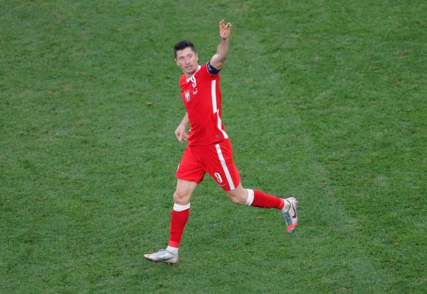 بولندا تودع اليورو رغم هدفي ليفاندوفسكي