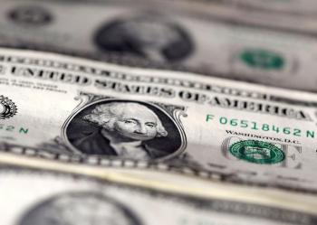 الدولار يتراجع إلى أدنى مستوى في أسبوع