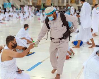 توزيع ١٥ مليون عبوة ماء زمزم بالمسجد الحرام