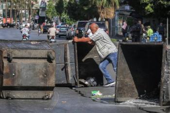 لبنان.. محتجون يقطعون الطرق احتجاجاً على الأوضاع المعيشية 