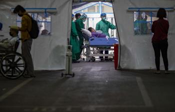 طلب قياسي على خدمات الدفن في جاكرتا بسبب «دلتا كورونا»
