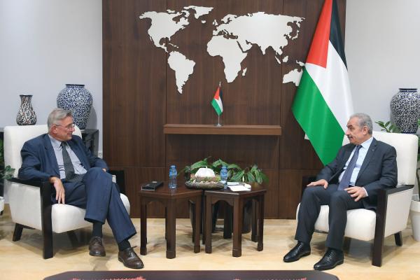 رئيس الوزراء الفلسطيني يحقق في وفاة ناشط معارض