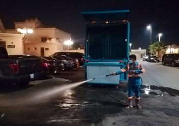 غسيل وتعقيم الحاويات حفاظا على الصحة العامة