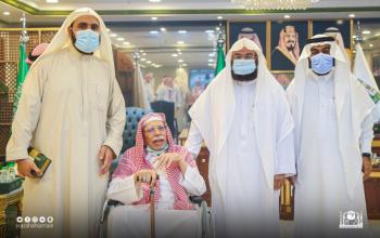 السديس يكرم شيخ مؤذني المسجد الحرام «علي ملا» ومساعديه