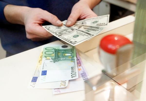 الدولار يقترب من أعلى مستوى في شهرين