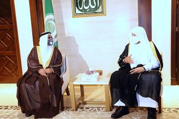 «العسومي» يشيد بجهود خادم الحرمين وملك البحرين في دعم الأمن العربي 