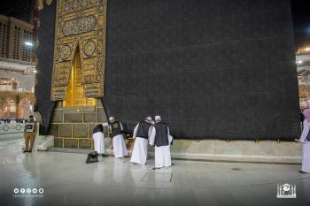 رفع كسوة الكعبة «3 أمتار» استعدادا للحج